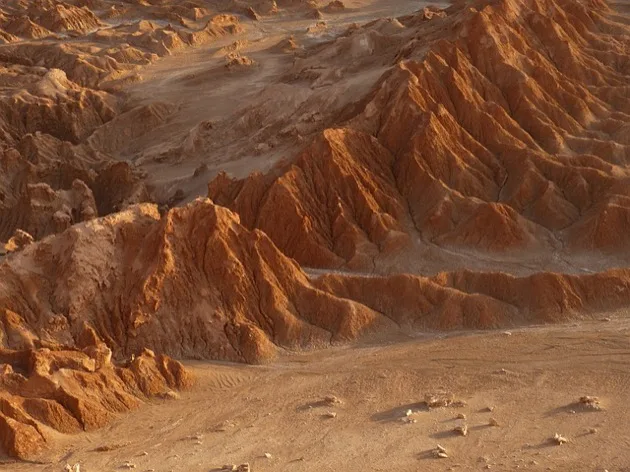 Crêtes de roches rouges érodées dans le désert d'Atacama