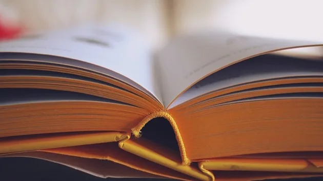 Livre ouvert vu près du dos incurvé