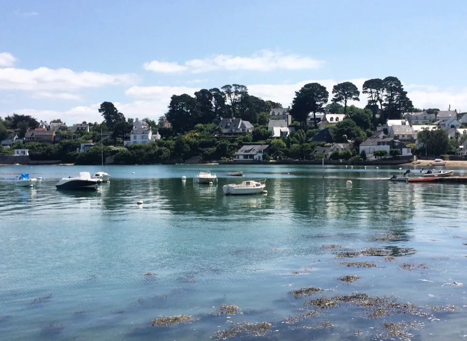 Bateaux amarrés dans une crique bretonne près de Carnac