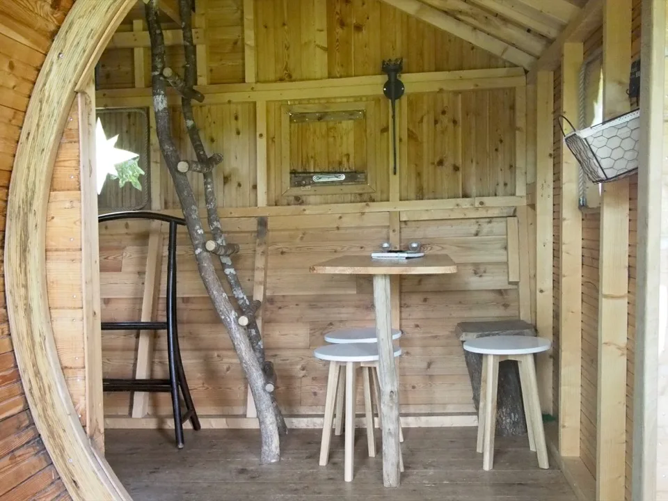 Kitchenette rustique à l'intérieur d'une cabane en bois