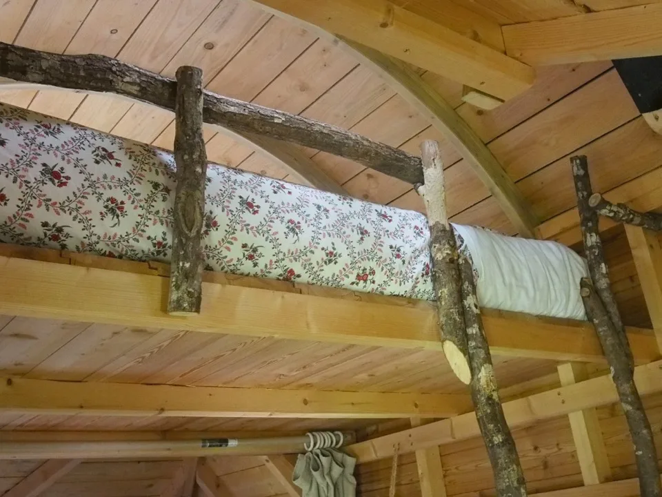 Lits superposés construits à partir de branches dans une cabane dans les arbres