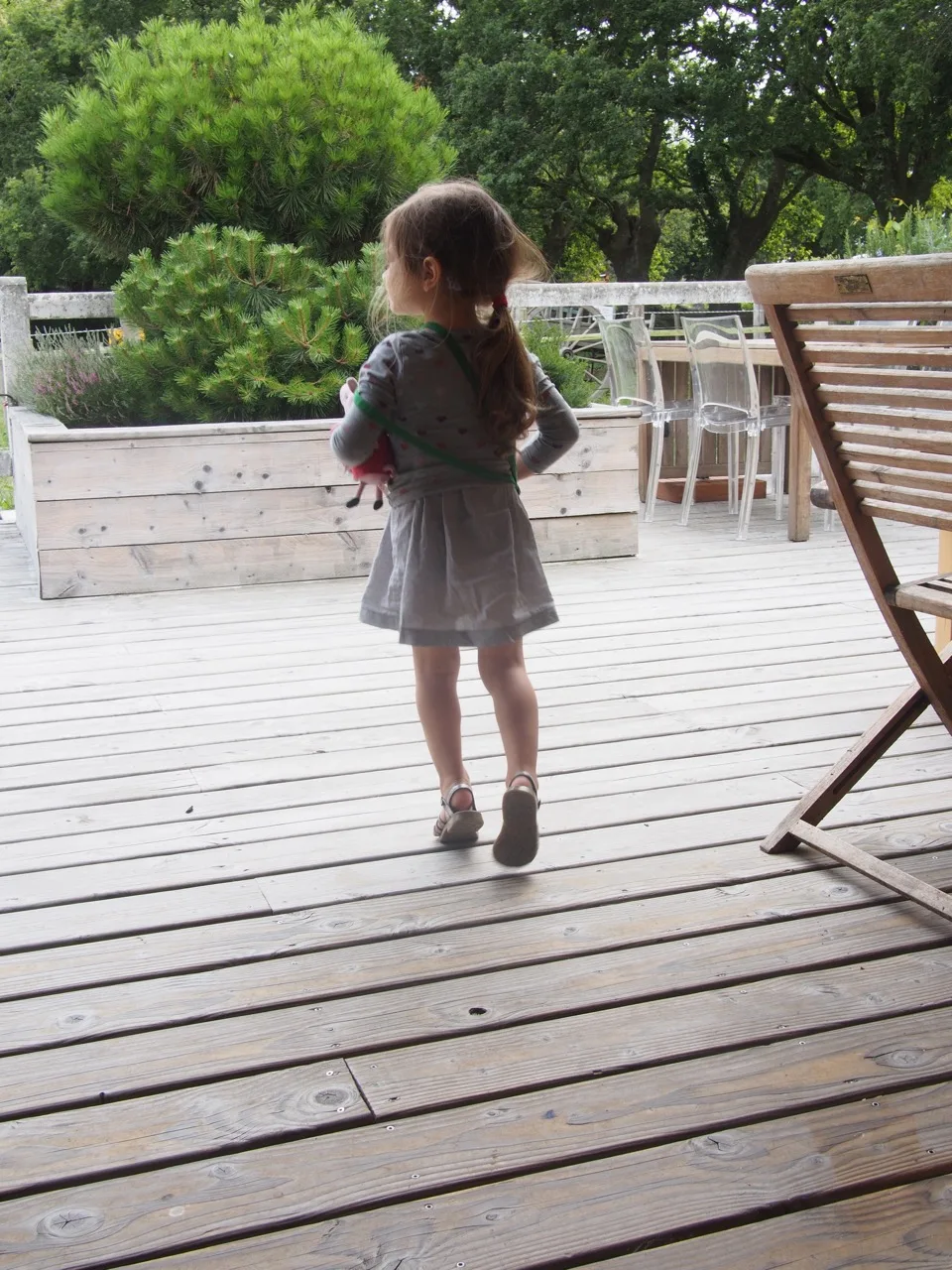 Membre de la famille traversant une terrasse en bois