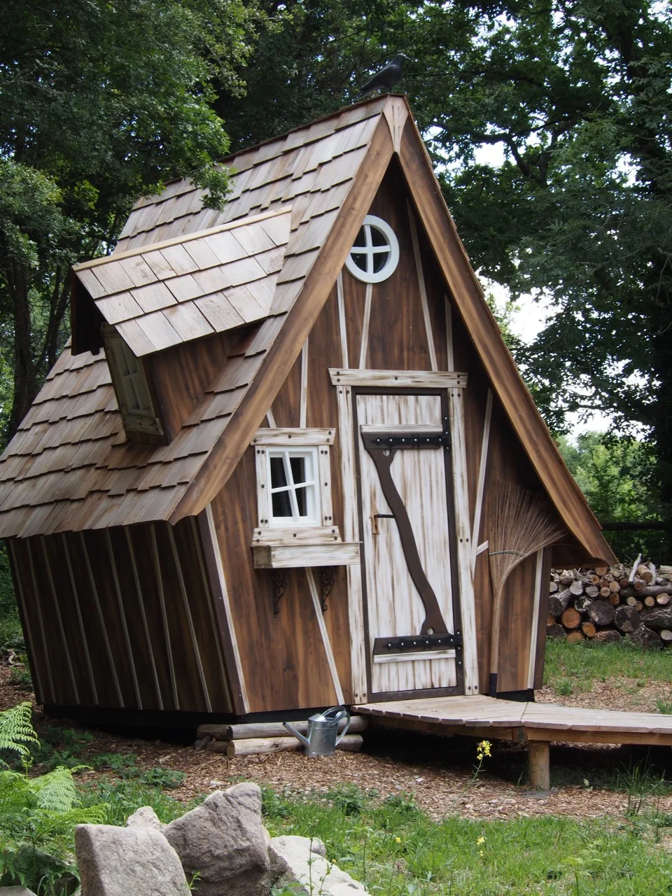 Petite maison en bois tordue à Dihan