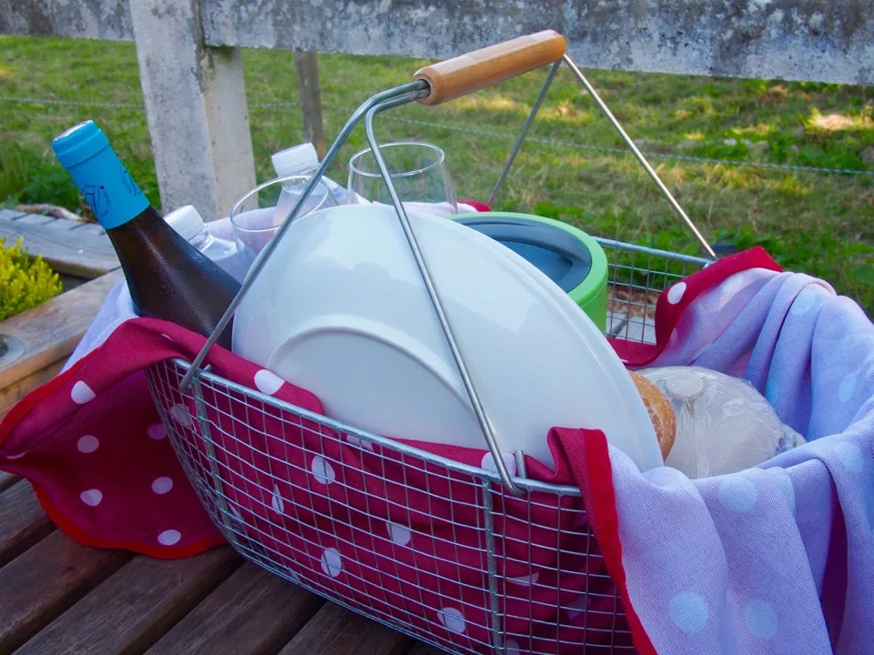 Panier pique-nique rempli de plats de petit-déjeuner