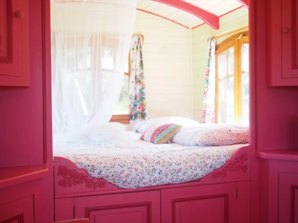 Lit à l’intérieur d’une roulotte gitane colorée