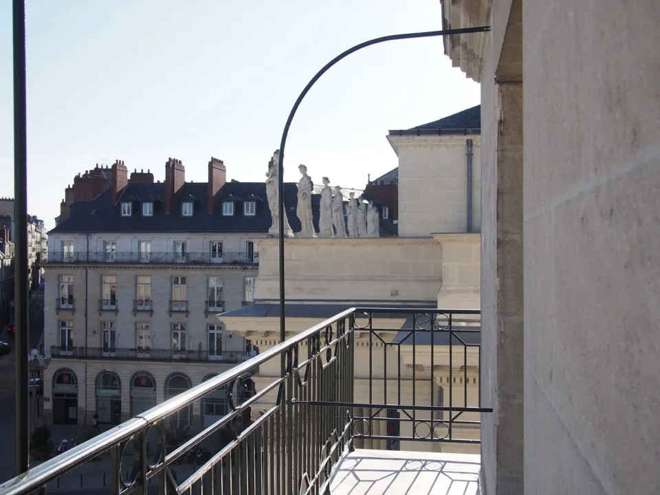 Balcon avec vue sur le centre de Nantes