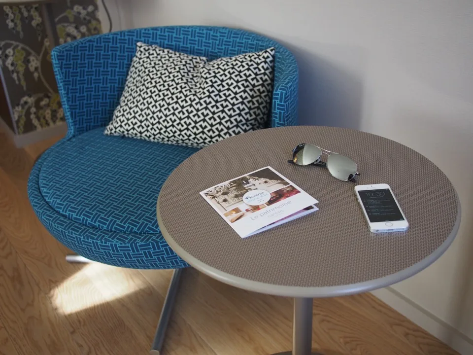 Fauteuil et table bleus dans une chambre d'hôtel