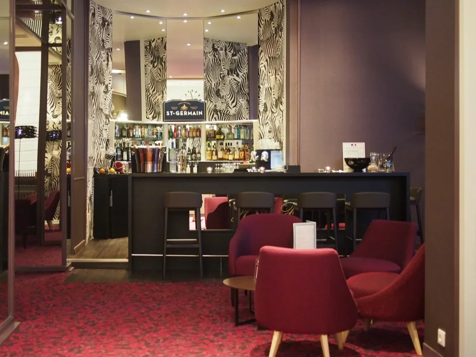 Bar et fauteuils rouges à l'Hôtel de France