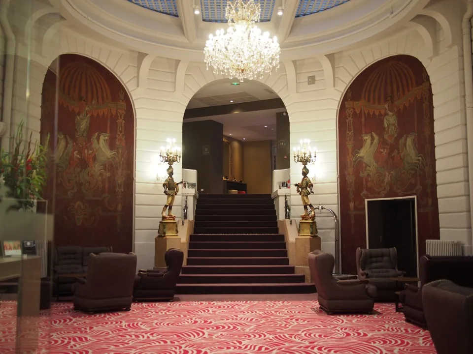 Grand escalier et lustres dans le hall de l'Hôtel de France