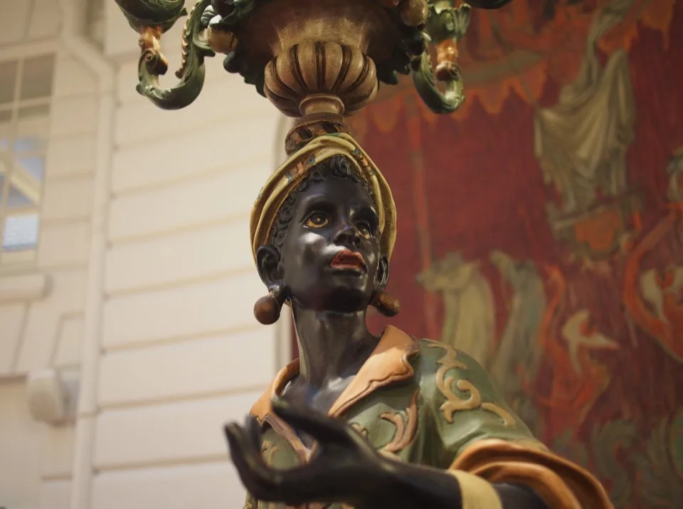 Personnage décoratif dans le hall de l'Hôtel de France