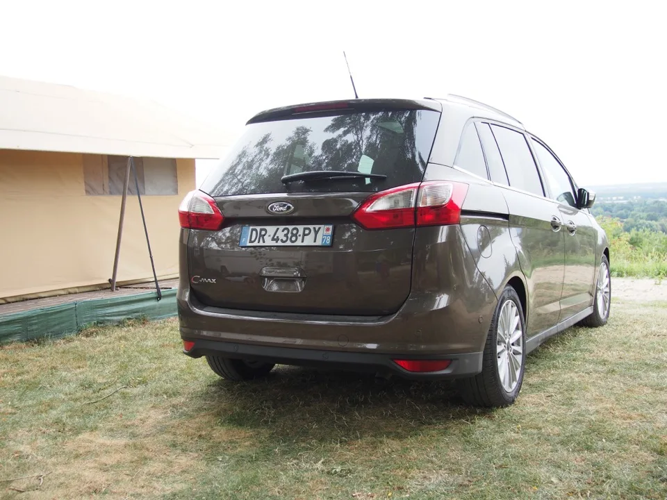 Vue arrière d'une Ford C-Max garée en campagne