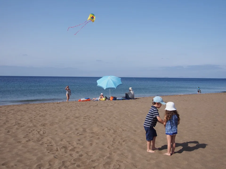 Famille marchant le long d’une plage à Lanzarote