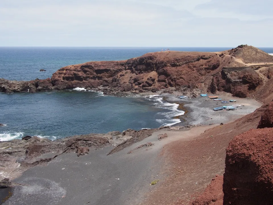 Crique volcanique rouge et noire à El Golfo