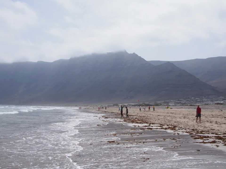 Plage de Famara sous les falaises volcaniques