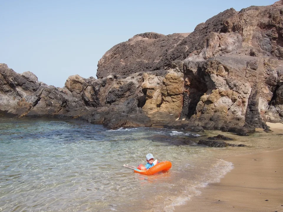 Membre de la famille flottant dans l'eau à Papagayo