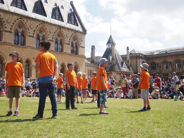 Des participants costumés se sont rassemblés dans une cour d'Oxford