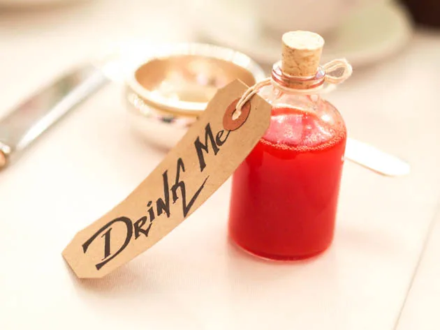 Bouteille de potion Red Drink Me avec une étiquette en bois
