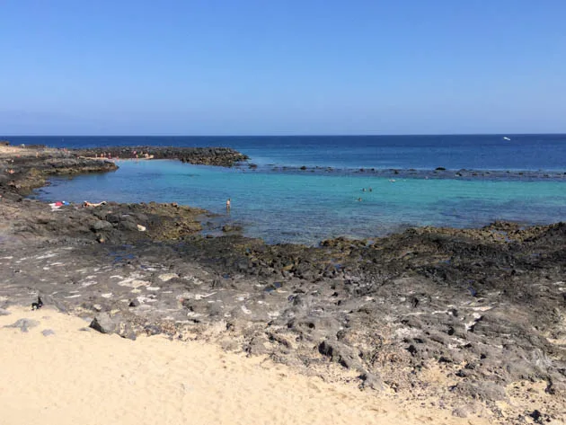 Eau turquoise et roches volcaniques à Costa Teguise