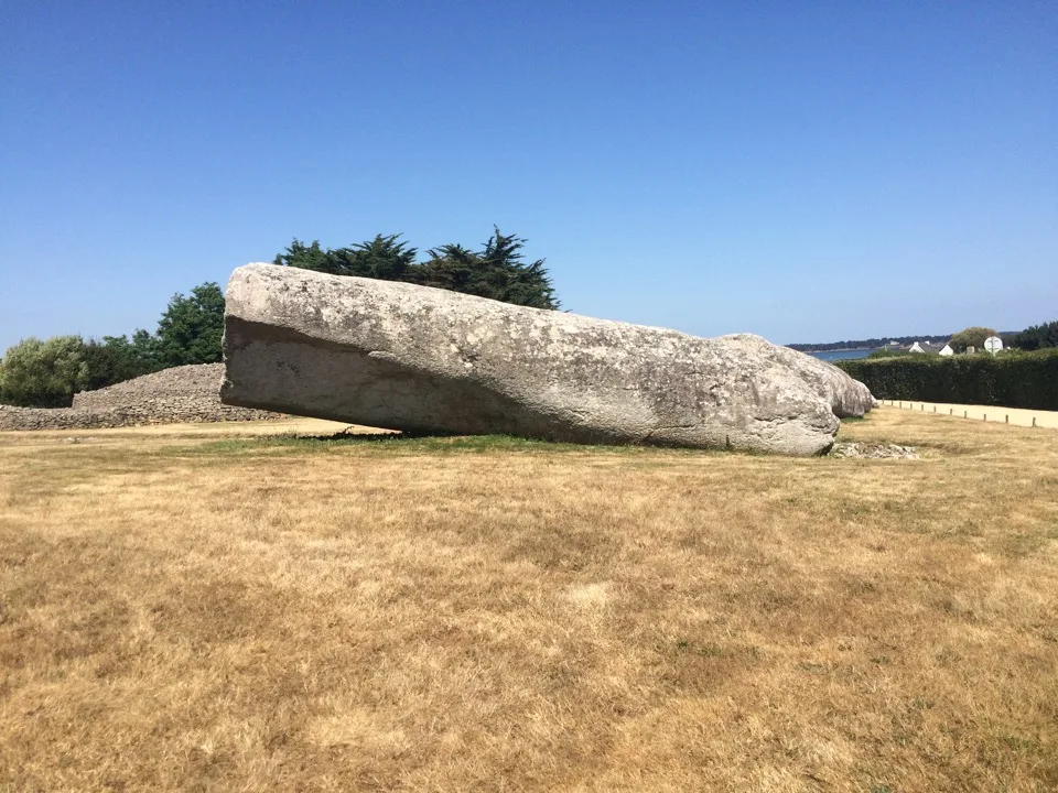 menhir brisé