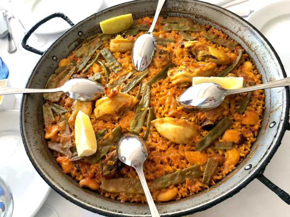 Paella valencienne servie dans sa grande poêle
