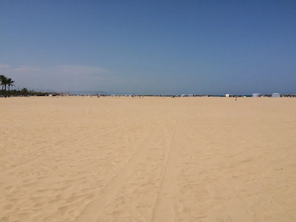 Large plage de sable doré à Valence