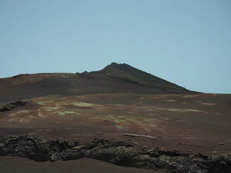 Crête volcanique multicolore à Lanzarote
