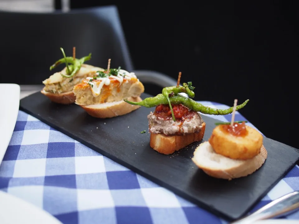 Assortiment de pintxos servi sur une ardoise