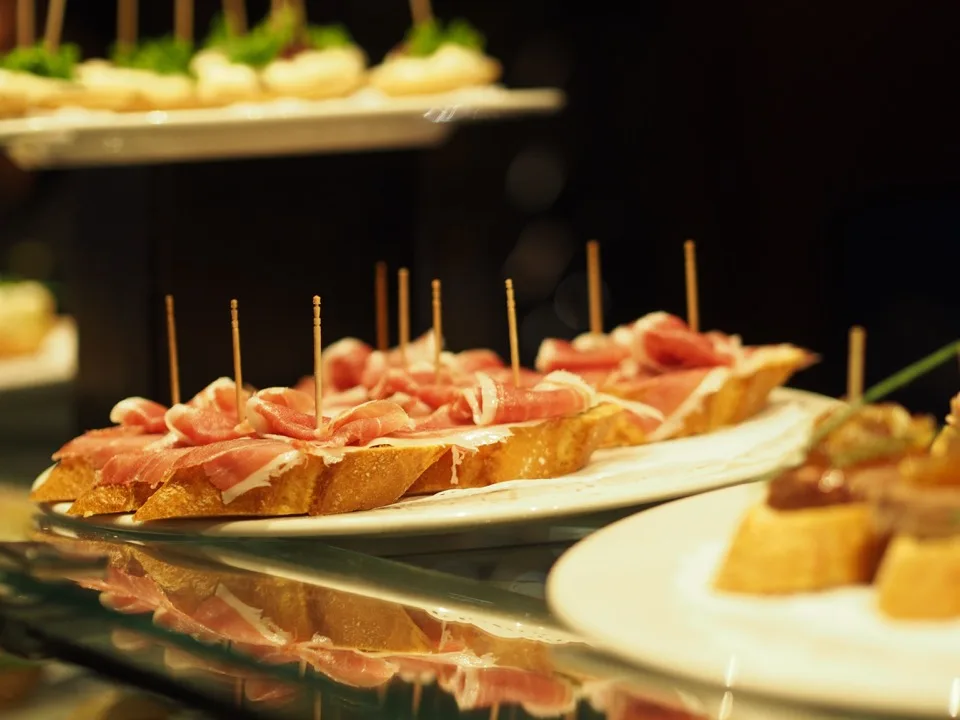 Pintxos au jambon alignés sur un comptoir à Valence