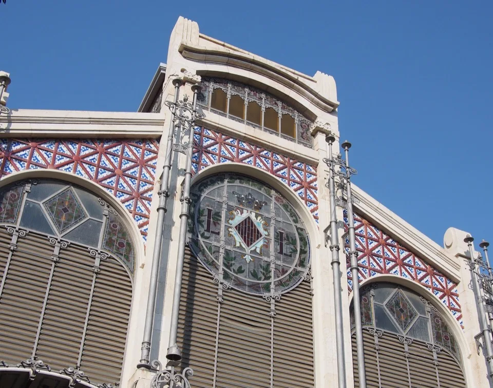 Façade moderniste du marché central de Valence