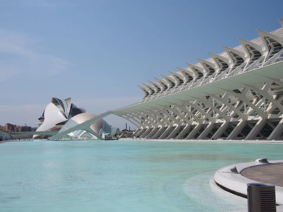 Architecture blanche se reflétant dans l'eau à la Cité des arts et des sciences