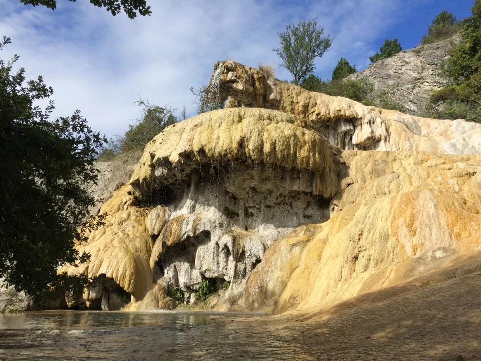 Formations minérales dorées à la fontaine pétrifiante Réotier