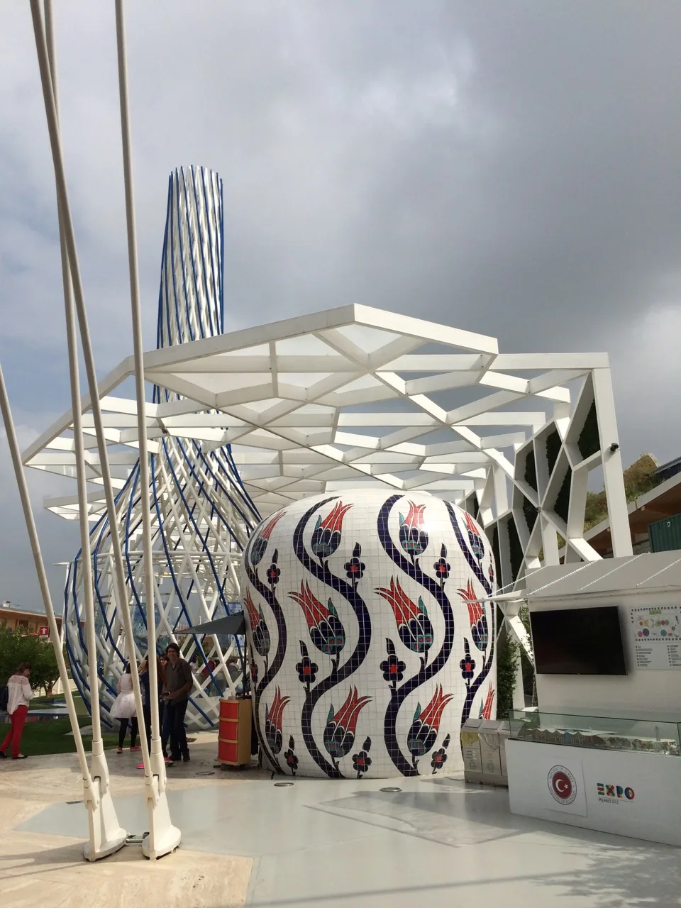 Pavillon White Expo avec sculpture abstraite
