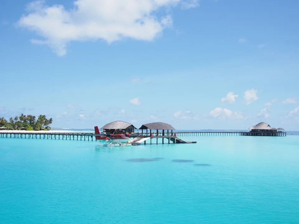 Bungalows sur pilotis dans un lagon turquoise