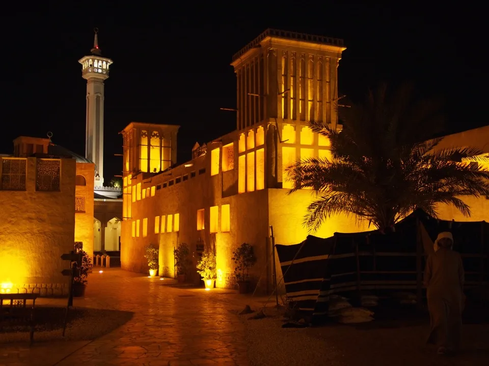 Tours à vent illuminées la nuit à Dubaï