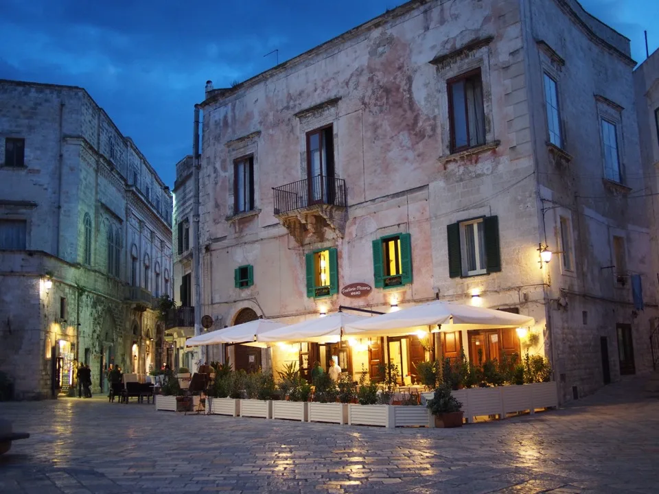 Restaurant sur une place ancienne au crépuscule