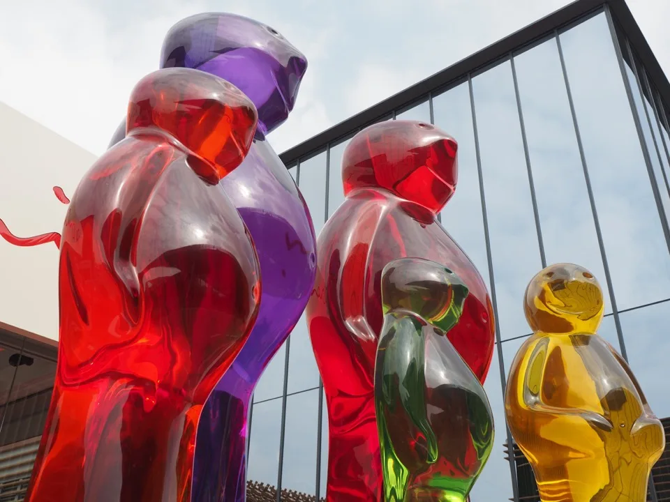 Personnages translucides colorés à l'Expo Milano 2015