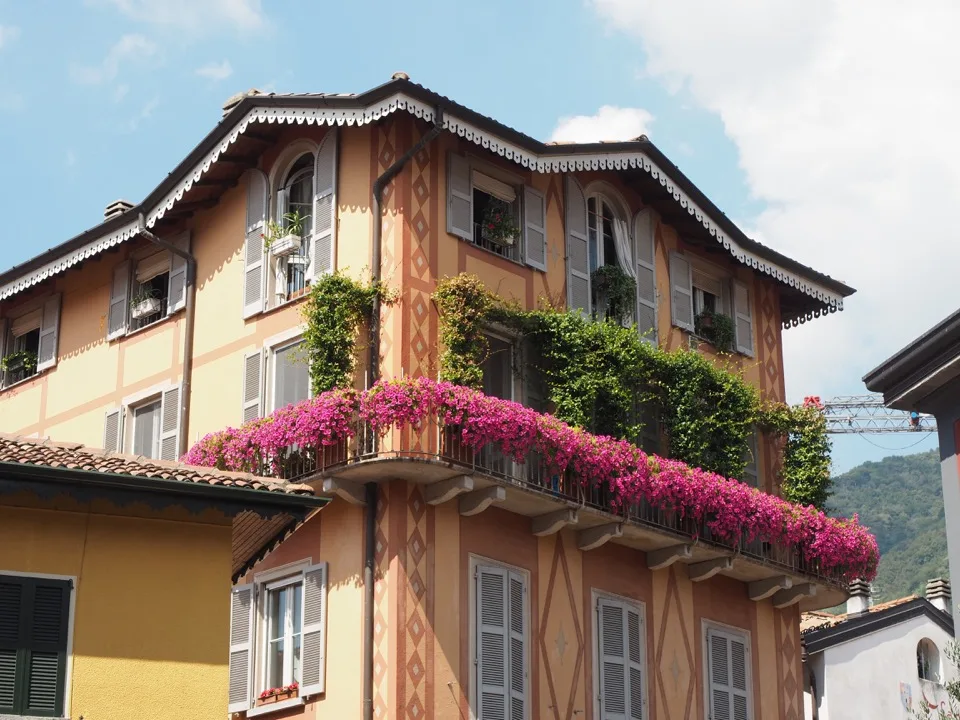 Balcon fleuri de bougainvilliers sur une maison italienne