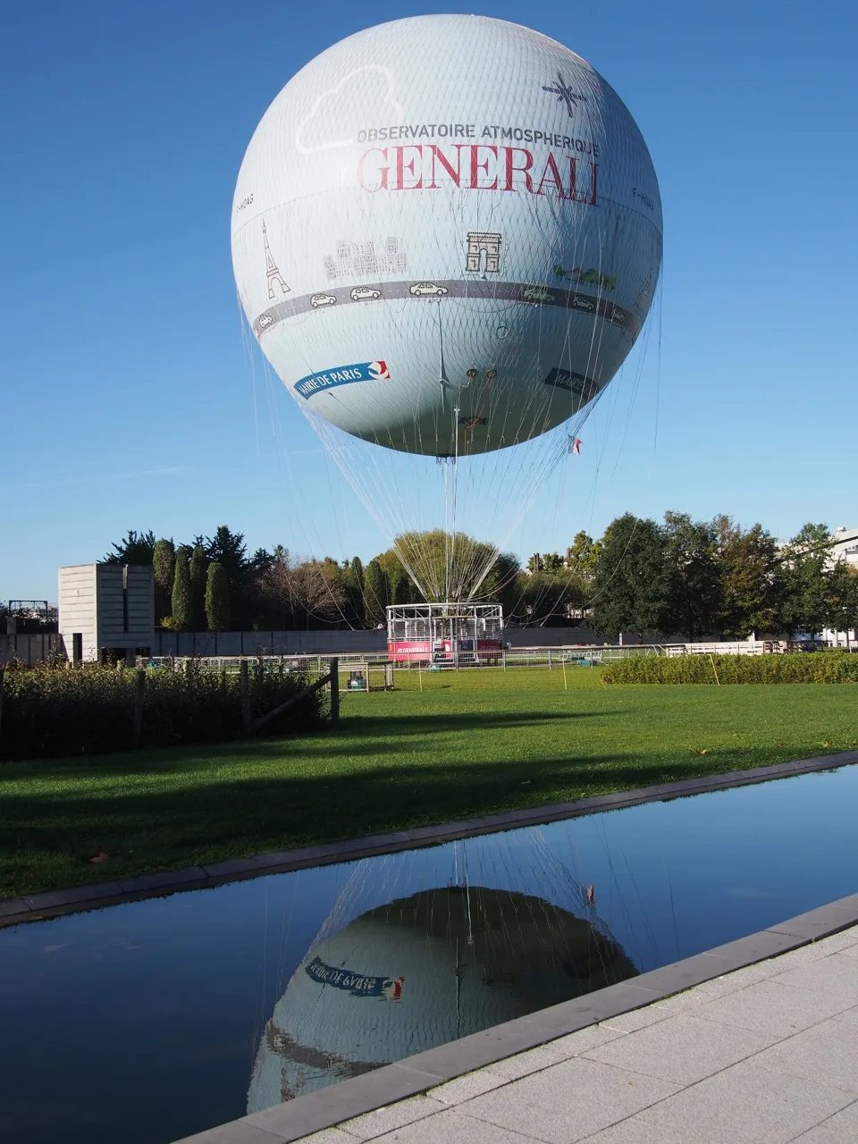 Ballon Generali reflété dans une piscine du Parc André Citroën