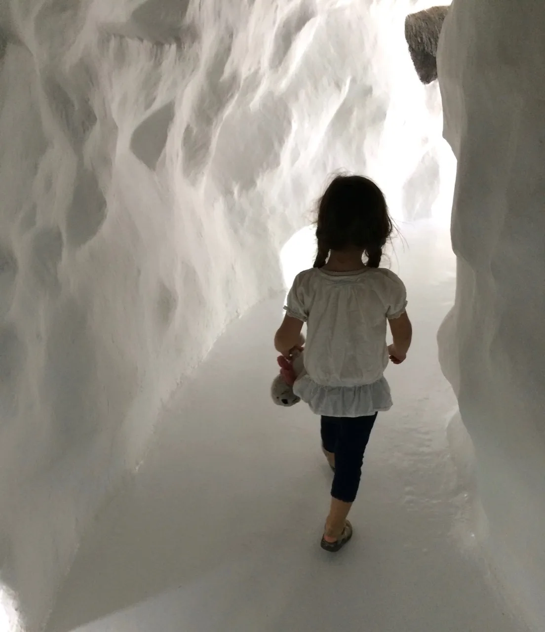 Famille marchant dans un tunnel de lave blanche