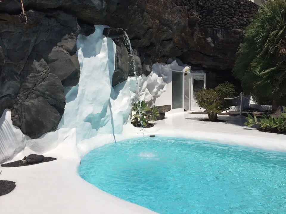 Piscine aménagée dans une grotte de lave à la Fondation César Manrique