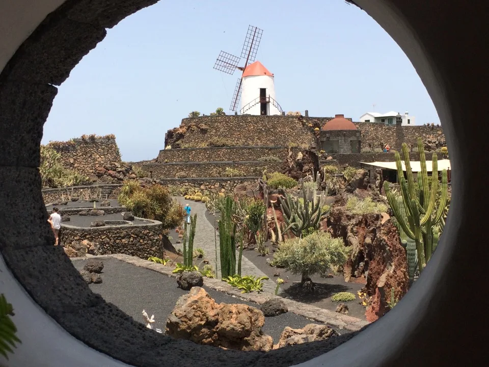 Moulin à vent encadré par une fenêtre circulaire