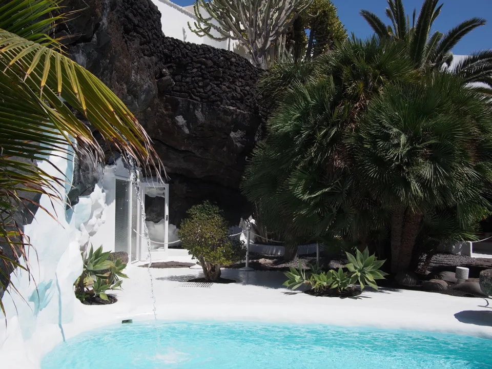 Bassin grotte de lave de la Fondation César Manrique