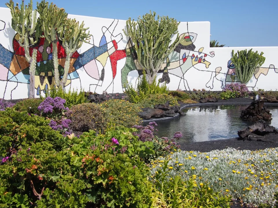 Peinture murale en mosaïque et jardin de cactus à Lanzarote