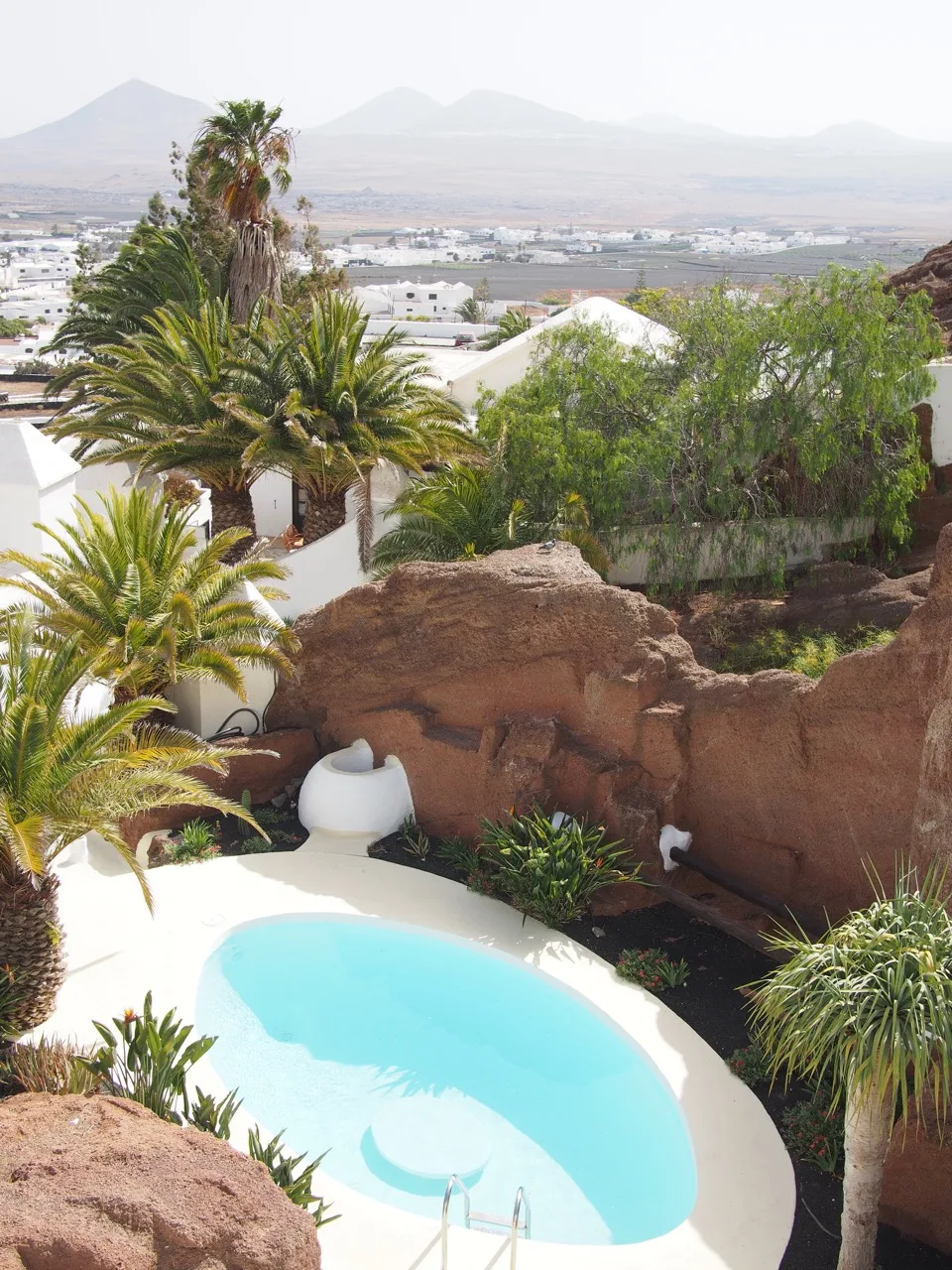 Piscine dans la cour de la Fondation César Manrique