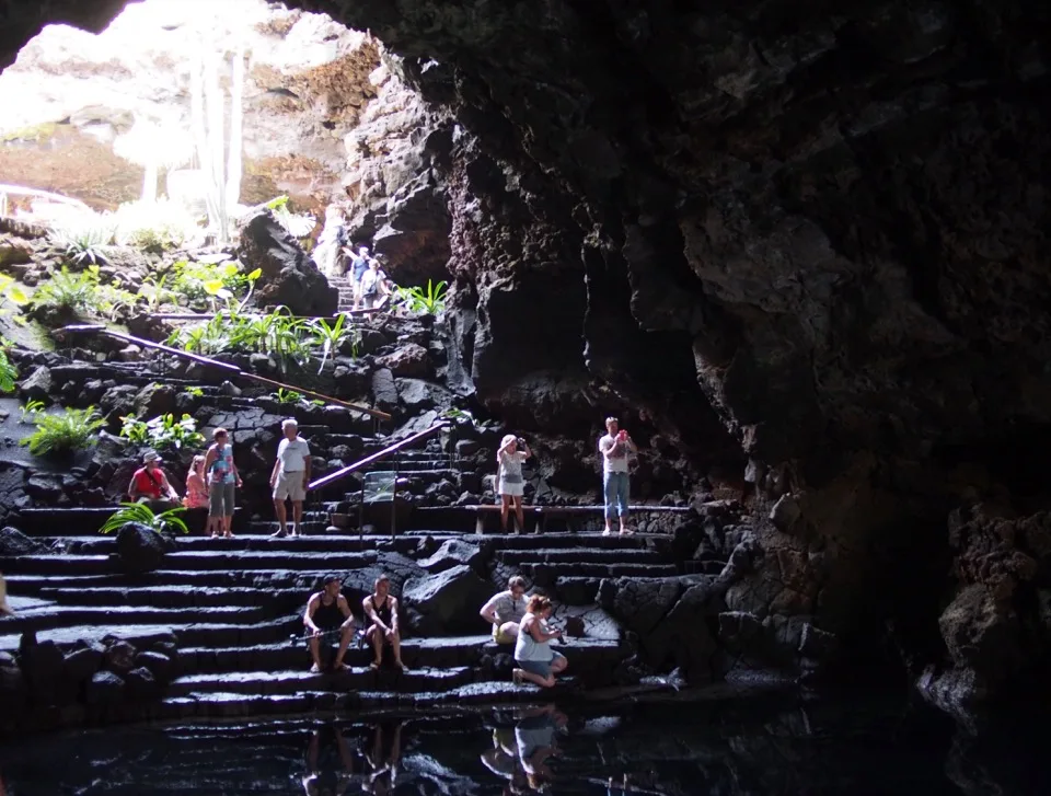 Visiteurs à l’intérieur de Jameos del Agua