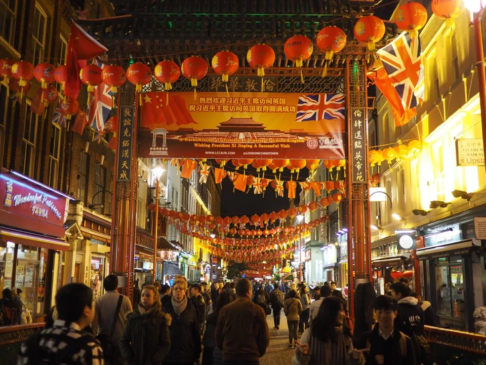 Rue animée de Chinatown décorée de lanternes et de drapeaux
