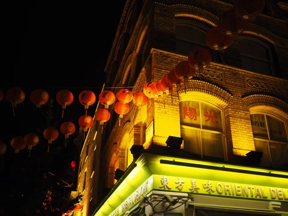 Lanternes rouges illuminées au-dessus d'une rue de Chinatown à Londres