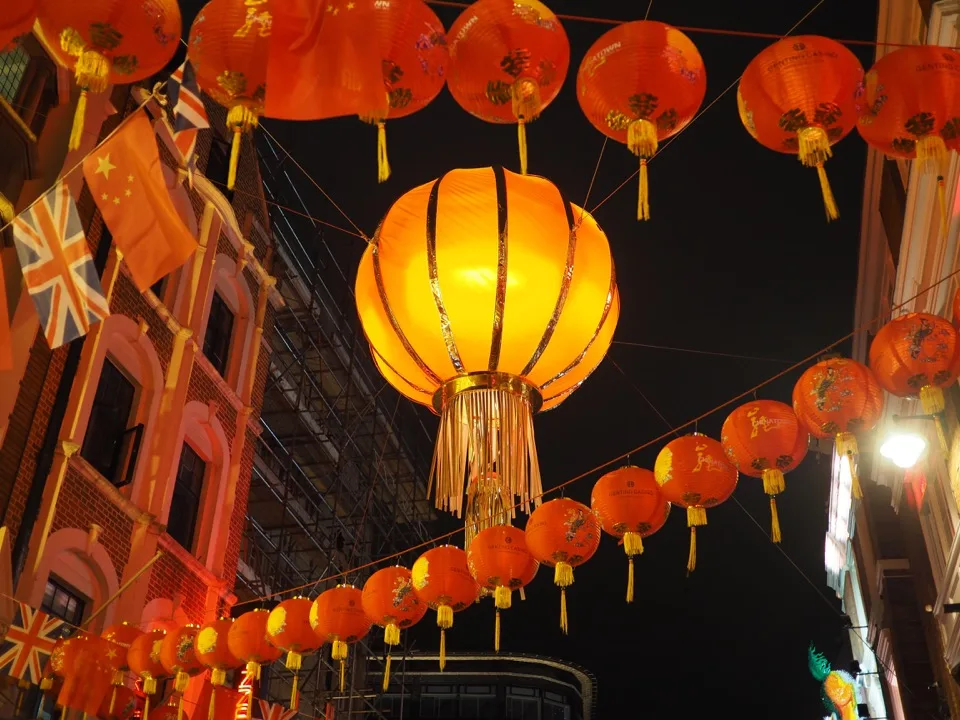 Grande lanterne rouge parmi les décorations de Chinatown