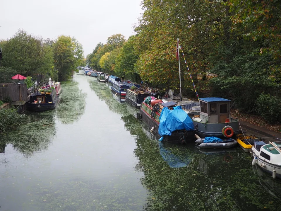 Péniches amarrées le long d’un canal à Hackney