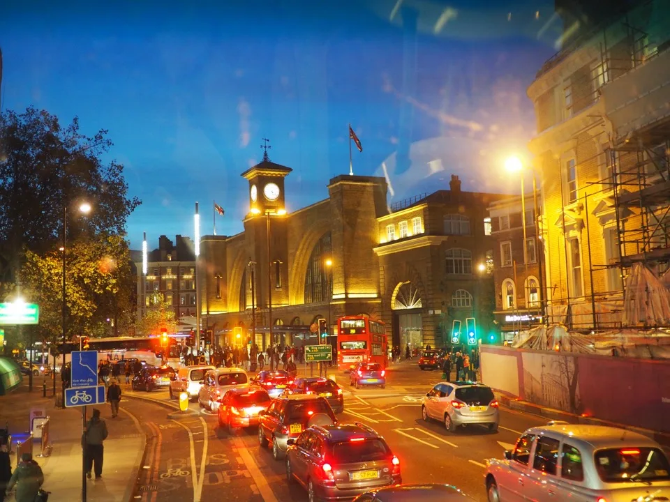 Circulation nocturne devant une gare londonienne